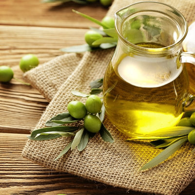 Révélez la splendeur de vos cheveux grâce aux secrets de l'huile d'olive : des astuces incontournables !